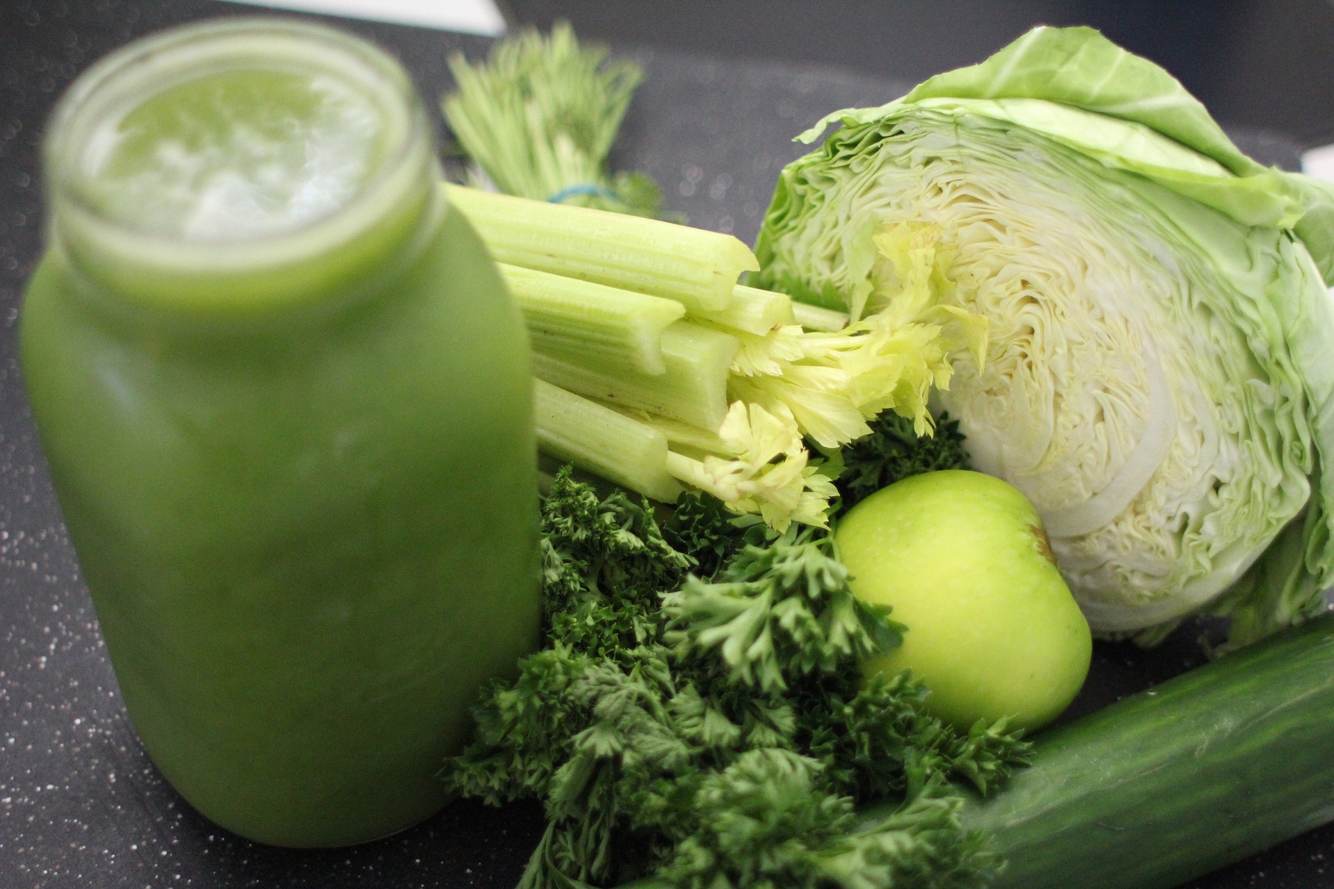 Conheça esse suco detox de couve ótimo para começar o dia 