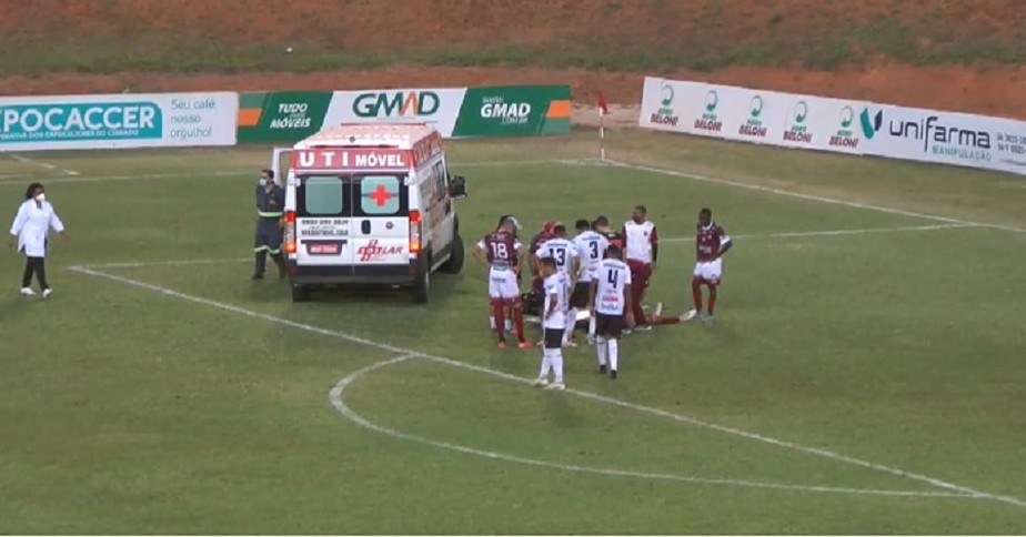 Jogador desmaia em campo após choque de cabeça em jogo da Série D