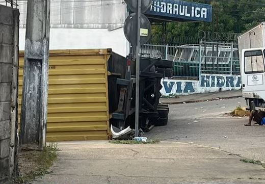 Contêiner tomba e bloqueia trânsito na Avenida das Torres