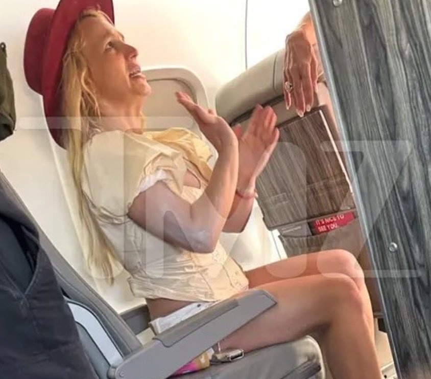Britney Spears causa confusão ao fumar em voo e é advertida por autoridades