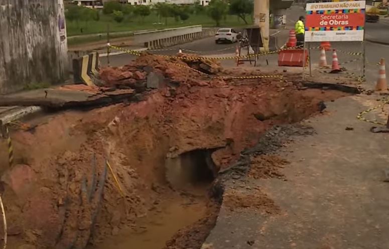 Cratera interdita trecho da Av. Rodrigo Otávio em Manaus 