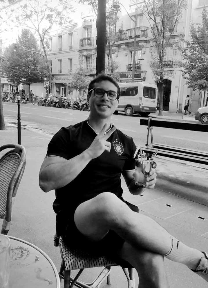 Cantor morre ao sofrer descarga elétrica durante show