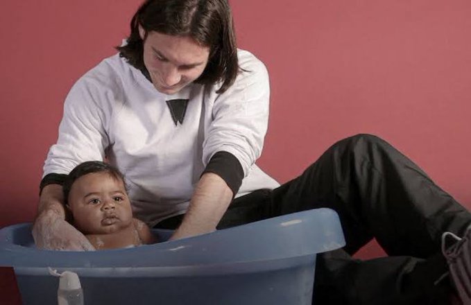 Messi dando banho em Xamã? Foto viraliza e identidade do bebê surpreende