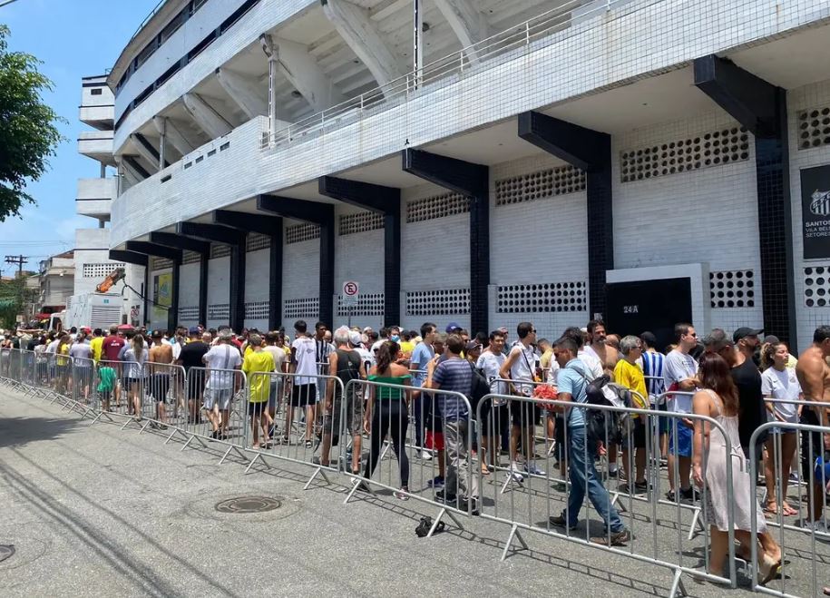 Fãs enfrentam fila de mais de 2 km para dar último adeus a Pelé