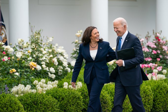 Após desistir da candidatura, Biden declara apoio à Kamala Harris