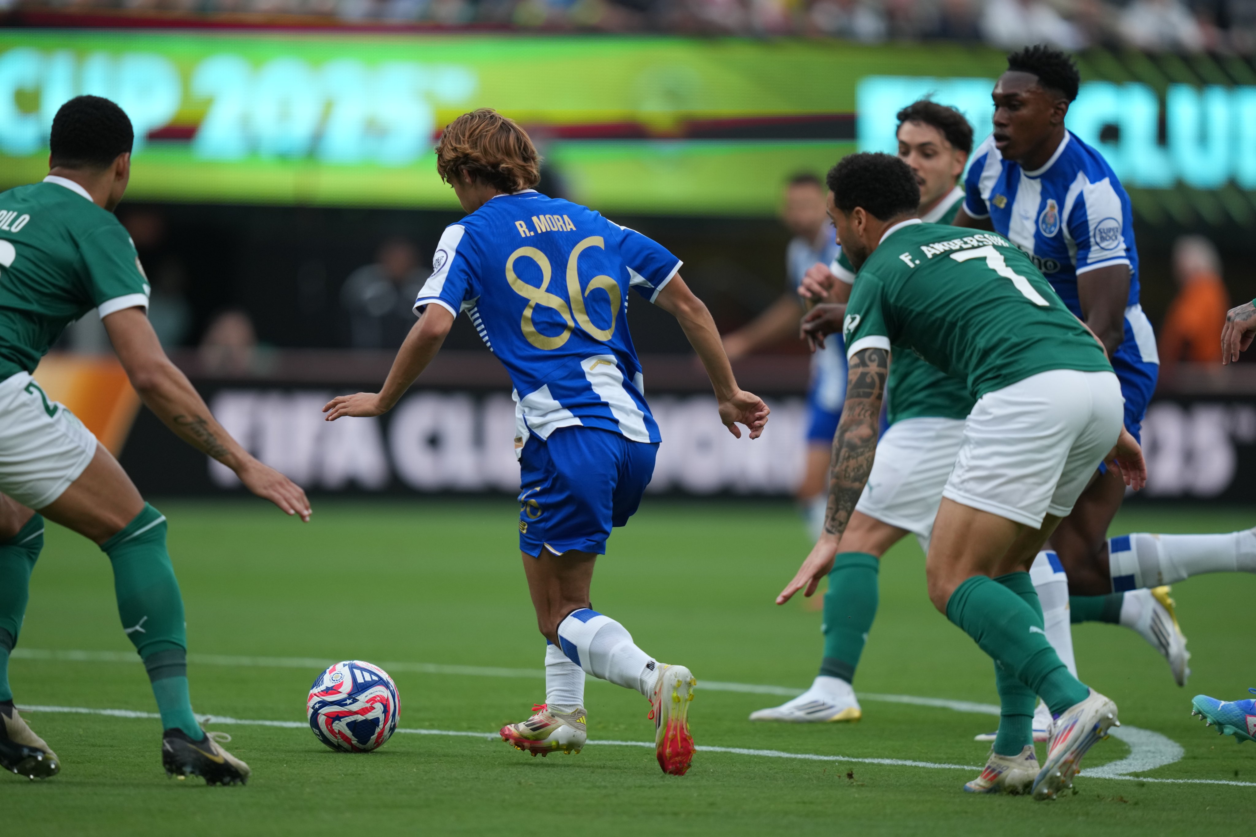 Palmeiras joga bem, mas perde chances e empata contra o Porto na estreia