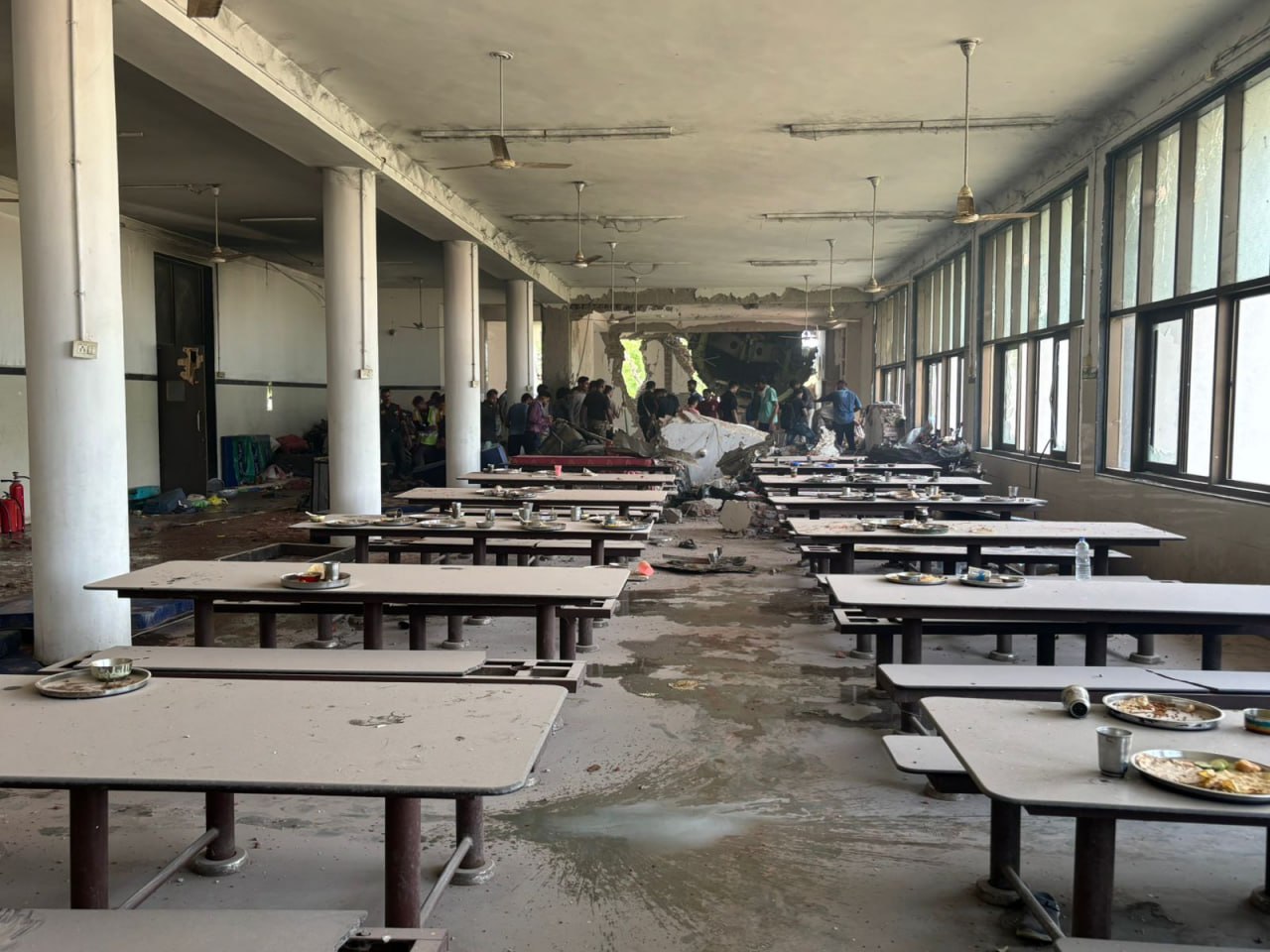 Queda de avião sobre hotel de médicos deixa 60 estudantes feridos na Índia