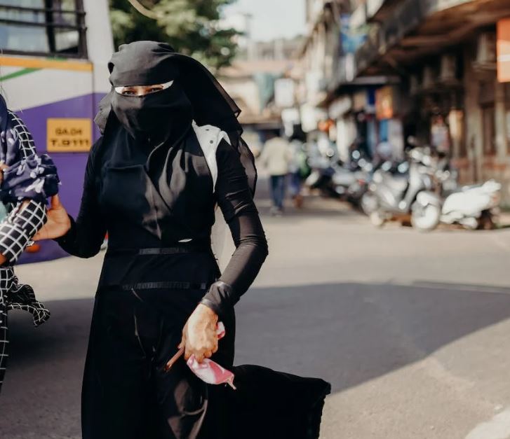 Grupo agride e arranca véu de jovem islâmica na Itália