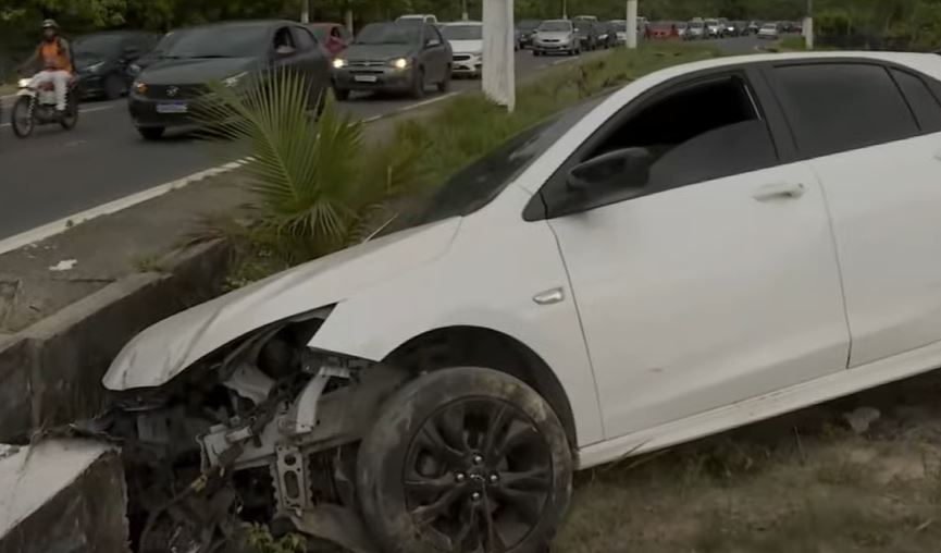 Acidente grave deixa dois feridos e complica trânsito na Av. das Torres
