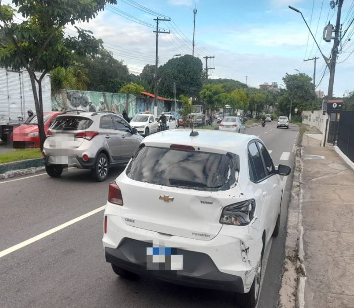 Acidente com ferido paralisa trânsito em avenidas de Manaus