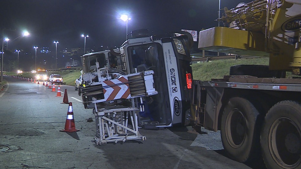 Vídeo mostra guindaste tombando em rodovia movimentada de Belo Horizonte