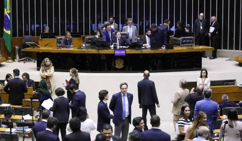 Câmara aprova projeto que reduz pena de Bolsonaro
