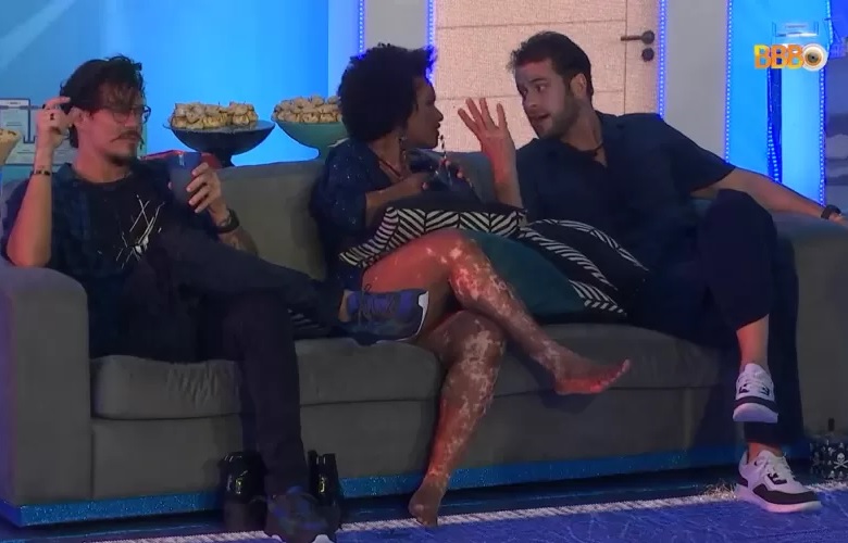 Gustavo diz a Natália que Eliezer formou casal por interesse no jogo