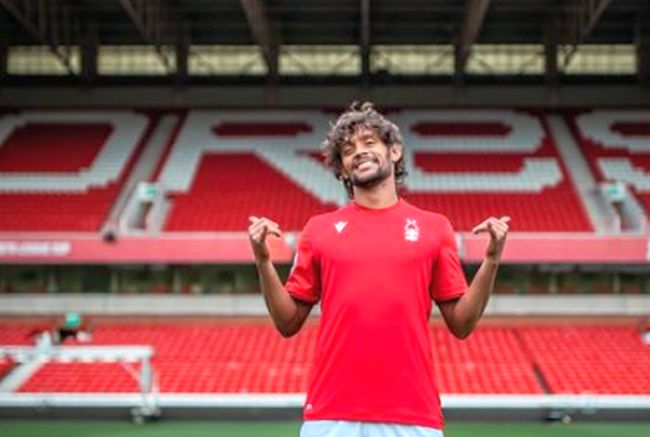 Em meio a golpe, Scarpa completa um mês sem jogar na Inglaterra