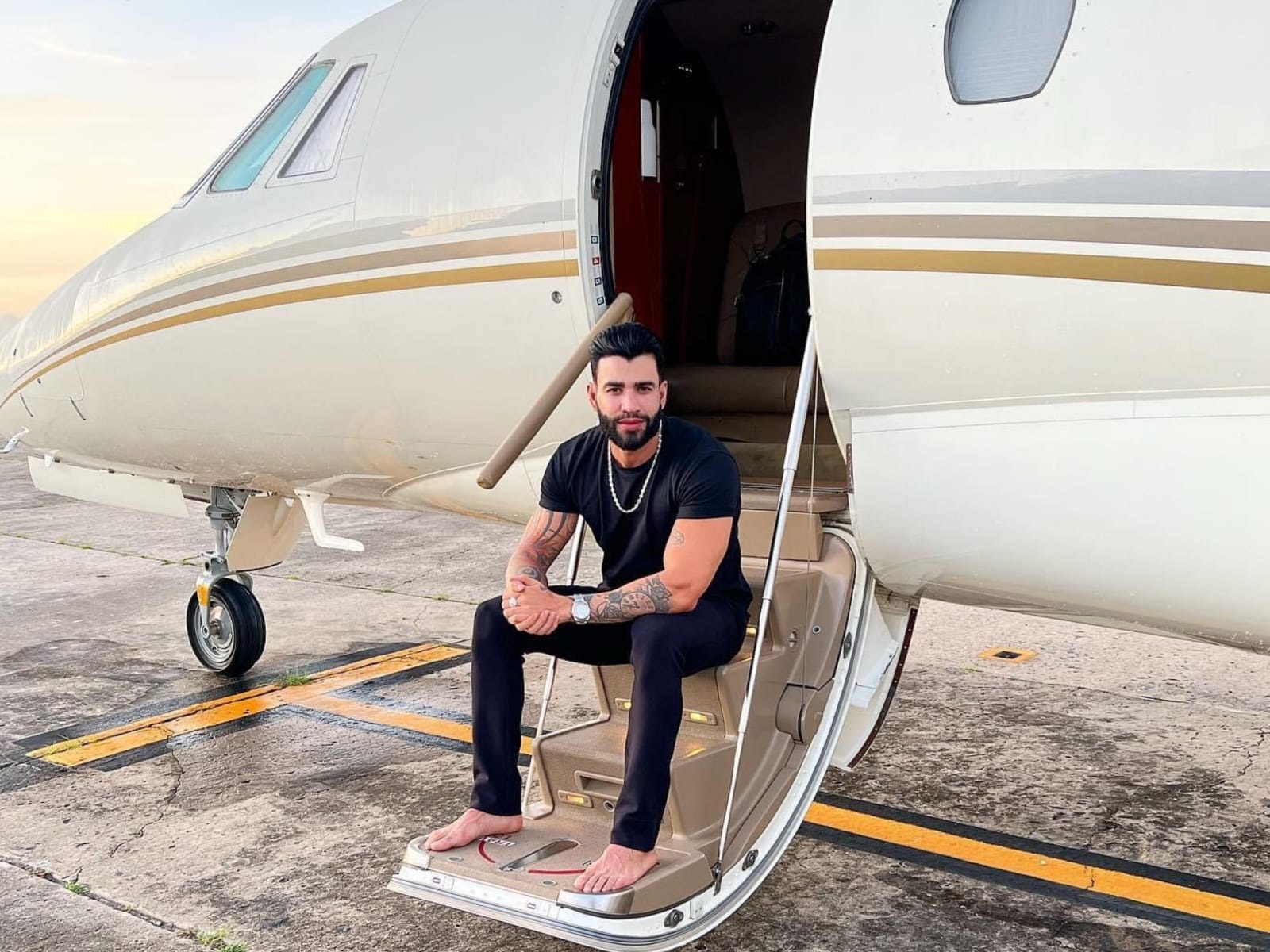 Gusttavo Lima explica vendas de aeronaves em carta à polícia