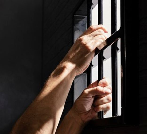 Homem é preso ao ser flagrado com carro roubado na Av. Constantino Nery