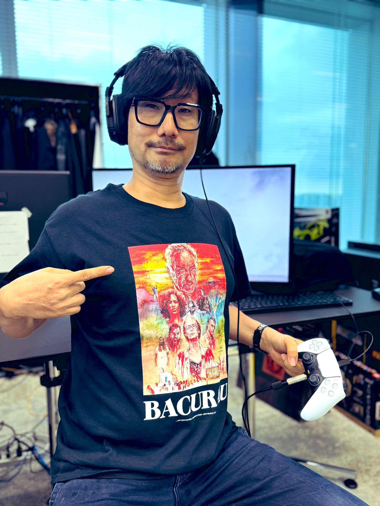 Hideo Kojima veste camiseta de Bacurau e indica filme 