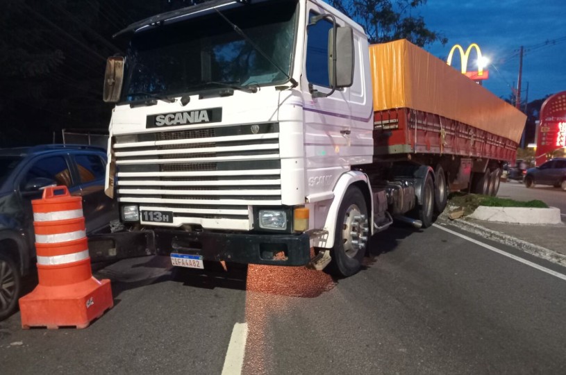 Caminhão perde força na Efigênio Salles, desce de ré e quase causa tragédia