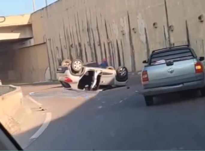 Carro perde direção em curva capota no meio de avenida em Manaus