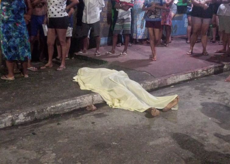Jovem cai morto em igarapé após levar mais de 20 tiros em rip-rap em Manaus