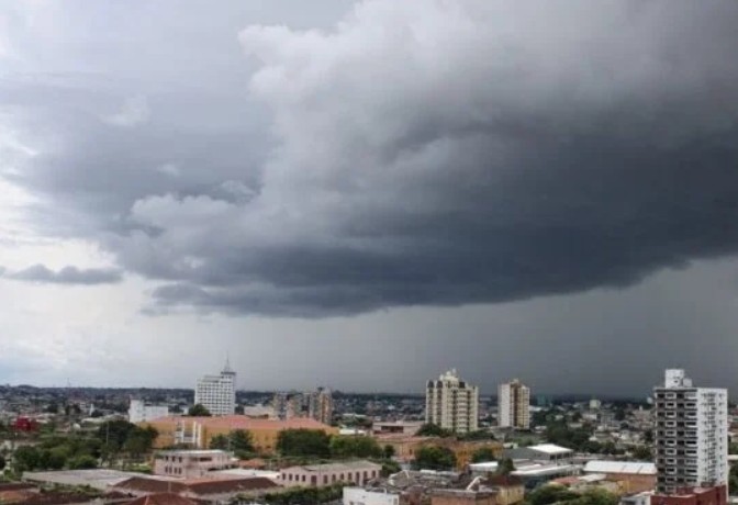 Manaus amanhece com clima instável após temporal da madrugada