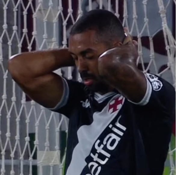 Com Gol contra, Fluminense sai na frente contra o Vasco no 1° tempo