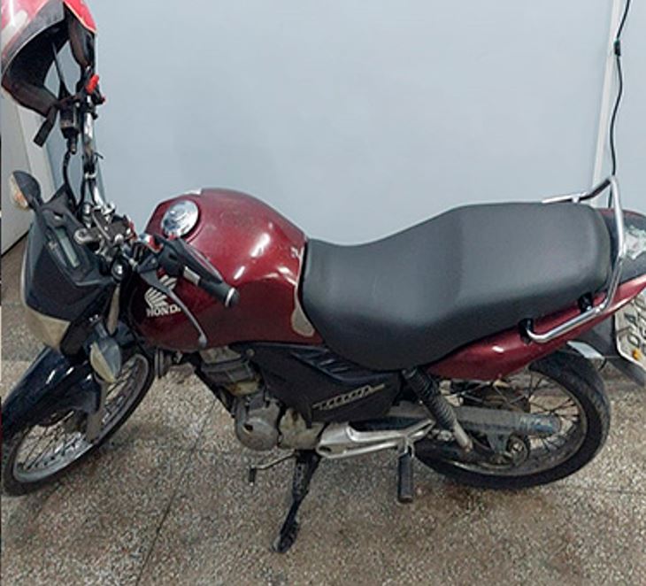 Dupla é presa após roubar motocicleta de mulher em Manaus 