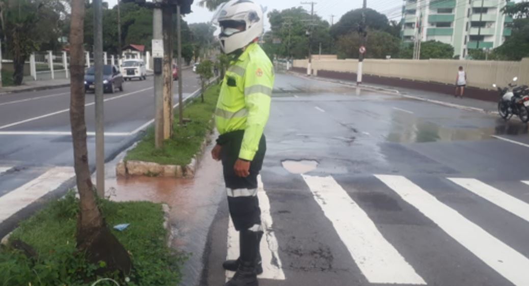 Vazamento em tubulação de água compromete trânsito em avenida de Manaus