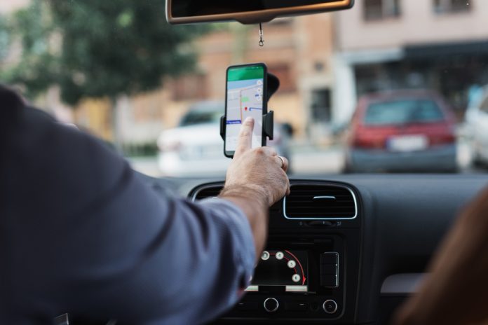 Uber deve indenizar motorista desligado de app em Manaus