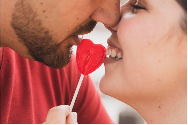 Doença do beijo e ISTs: como prevenir e se cuidar no Carnaval