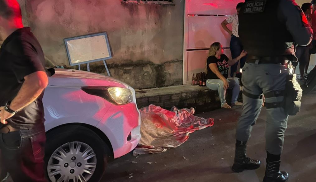Homem é morto a tiros enquanto tomava cerveja com amigos em Manaus