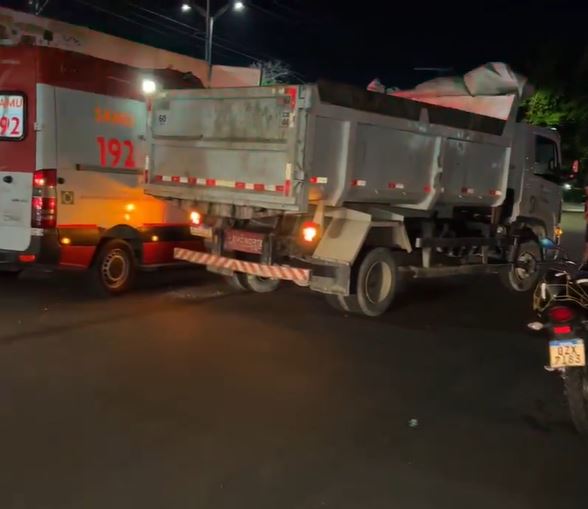 Motociclista quebra a perna ao colidir com caçamba em Manaus