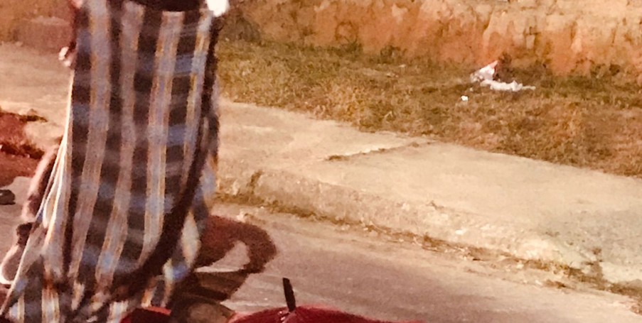 Homem mata irmão a facadas e deixa faca cravada nas costas em Itacoatiara