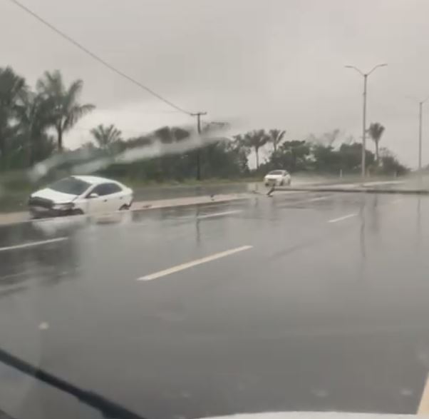 Carro arranca poste durante acidente em meio a temporal na Ponte Rio Negro