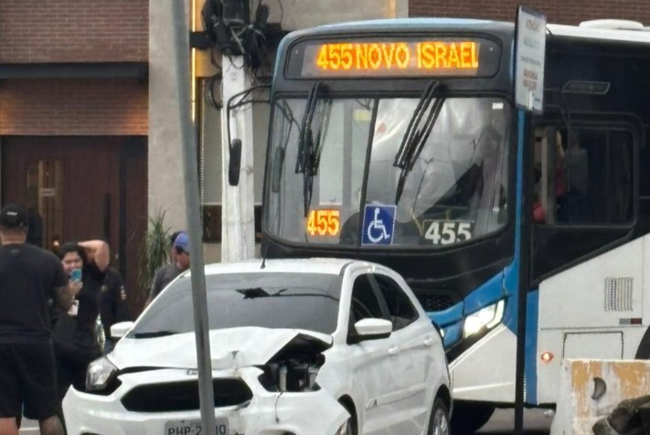 Carro perde controle e acaba prensado por ônibus na Constantino Nery