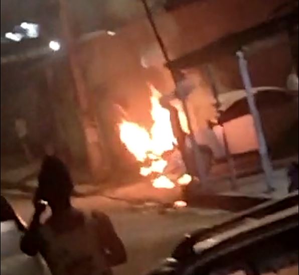 Incêndio consome carro na garagem de casa em Manaus 