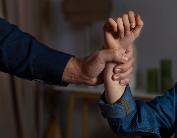 Homem é preso após agredir esposa e enteada em Manaus 