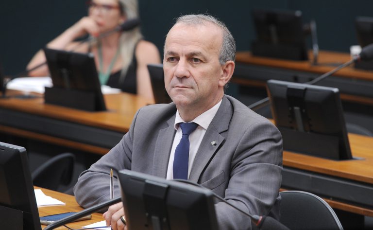 Câmara quer proibir uso de dinheiro vivo em compras de imóveis e carros