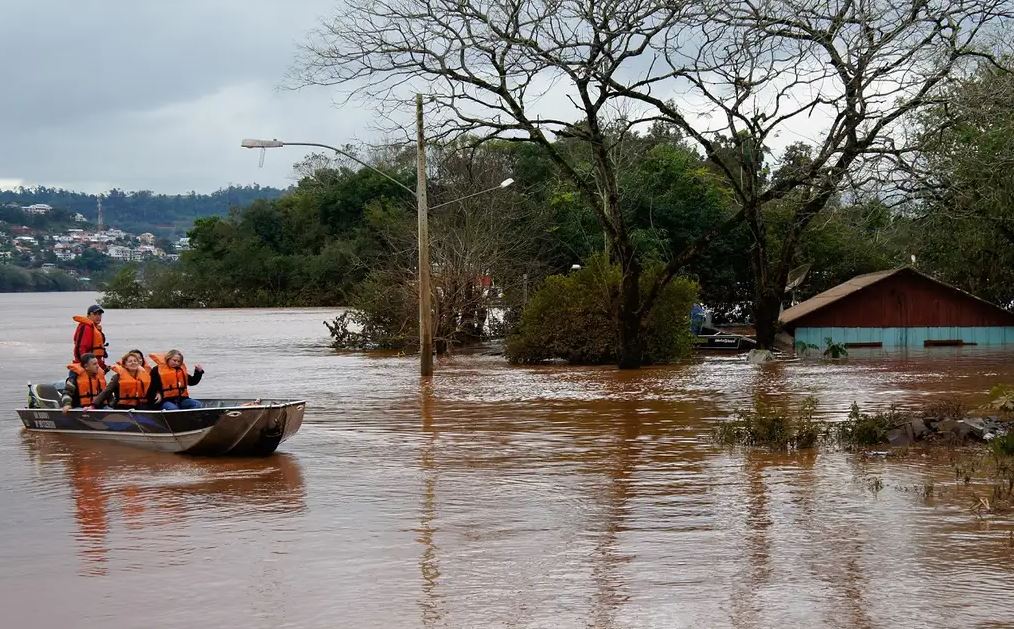 Mortos em enchentes no RS sobem para 180; 32 seguem desaparecidos