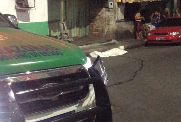 Homem é executado com tiro no coração no meio da rua em Manaus