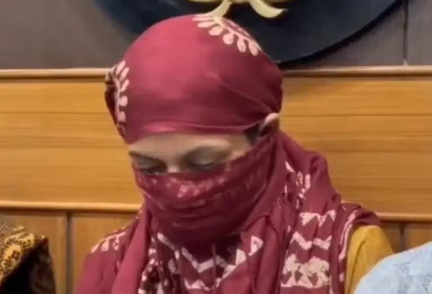 Suspeita de matar sobrinha afogada em bacia por "ser mais bonita" é presa na Índia