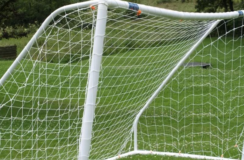 Garoto de 14 anos se pendura em trave e morre após estrutura desabar