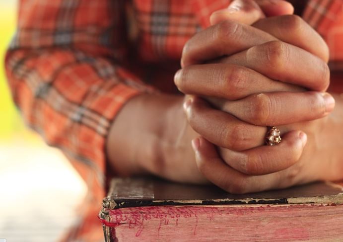 Empresa é condenada por fazer ateia orar pai-nosso todos os dias