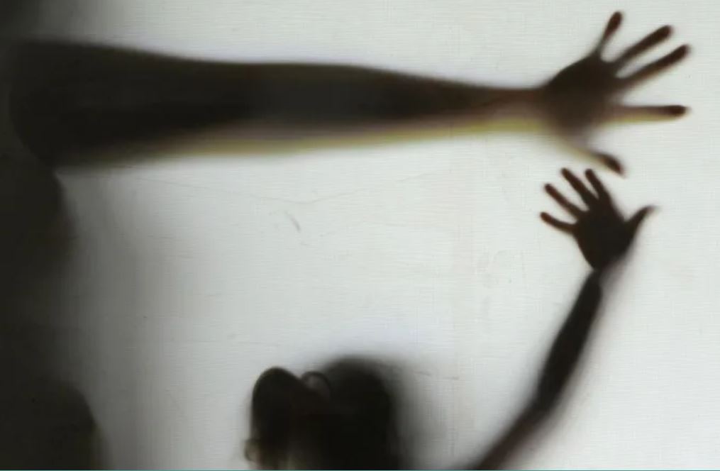 Garota de 12 anos denúncia mãe e padrasto por agressão e estupro em Manaus 