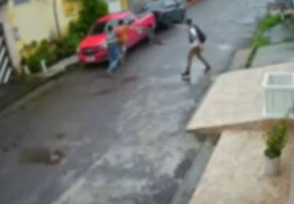 Jovem é baleado no pescoço ao tentar fugir de assaltantes em Manaus