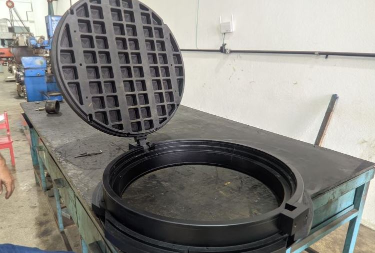 Manaus inicia substituição de tampas de bueiro por modelos de plástico