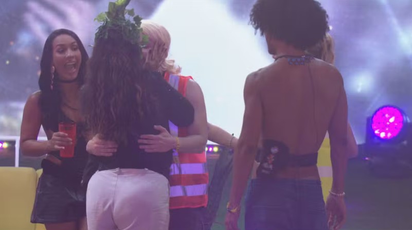 BBB26: Solange Couto e brother protagonizam beijo em festa de Babu