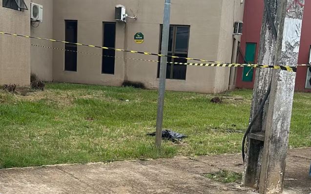 Cachorro encontra bebê morto dentro de saco ao lado de unidade de saúde