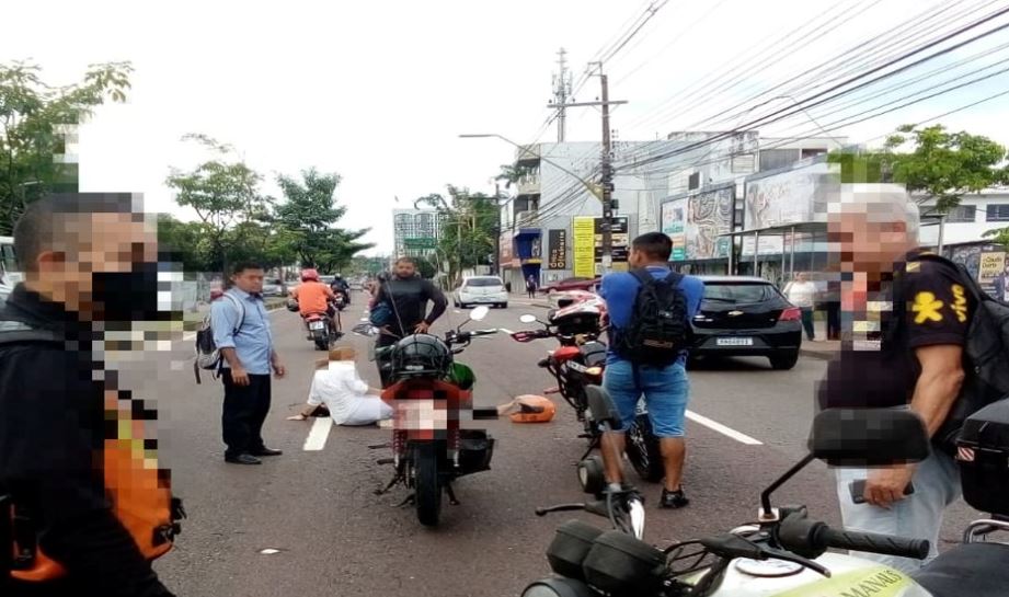 Mulher é atropelada na avenida Djalma Batista e trânsito fica caótico