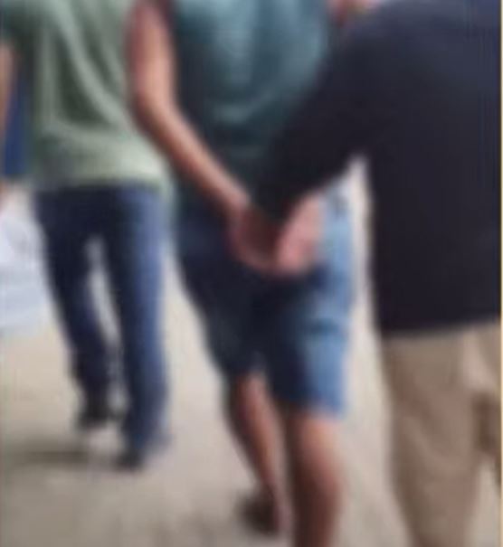 Marido é preso por agredir esposa com barra de ferro por causa de drogas